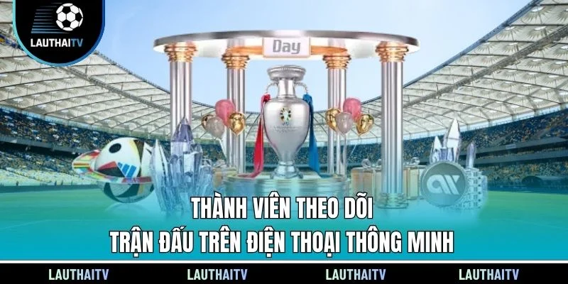 Thành viên theo dõi trận đấu trên điện thoại thông minh